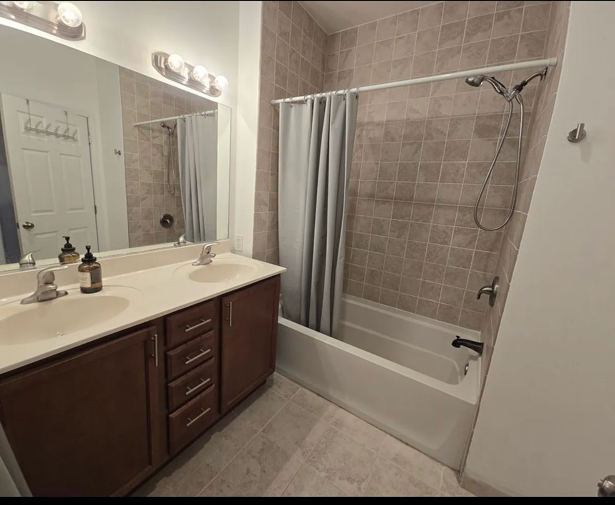 3 bed, 2200 sqft, $2,675 — Photo 4