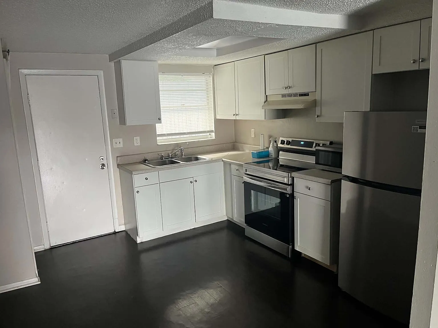 2 bed, 784 sqft, $1,300 — Photo 2
