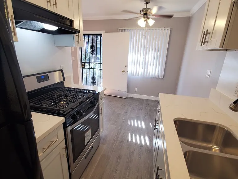 1334 Las Palmas Ave — Photo 7