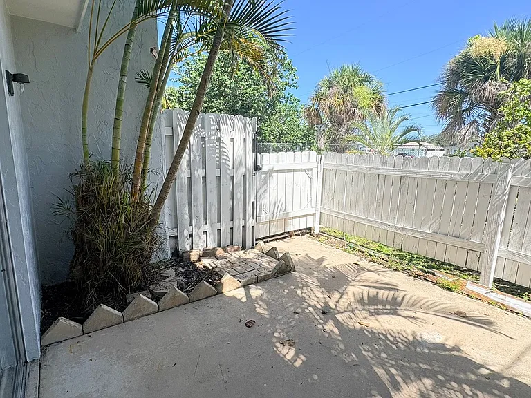 1123 SW 48th Ter #106 — Photo 23
