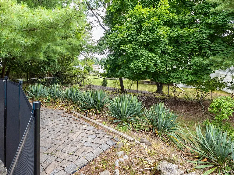 31 Gleason Dr — Photo 42