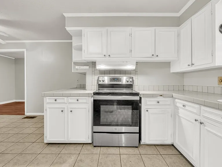 132 Juanita St — Photo 3