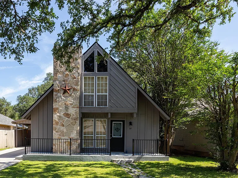 22 Stonehouse Cir — Photo 1