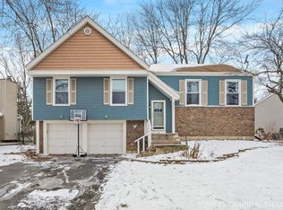 2221 Woodland Cir, Naperville, IL 60565