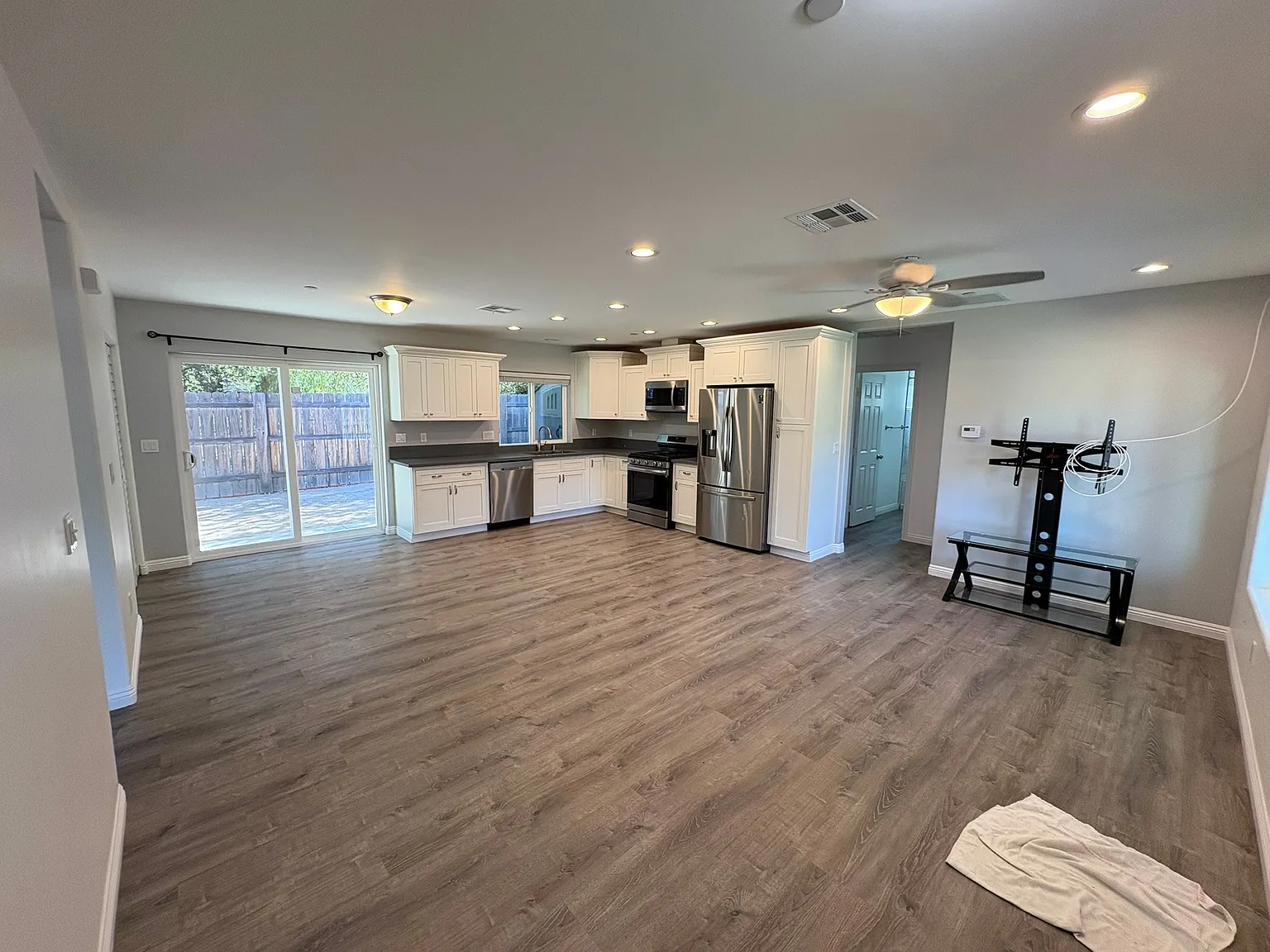 3 bed, 1200 sqft, $3,300 — Photo 3