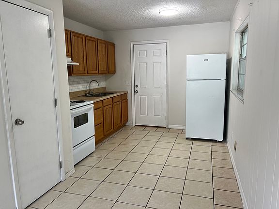 3rd image of 467 W Connecticut Ave #2