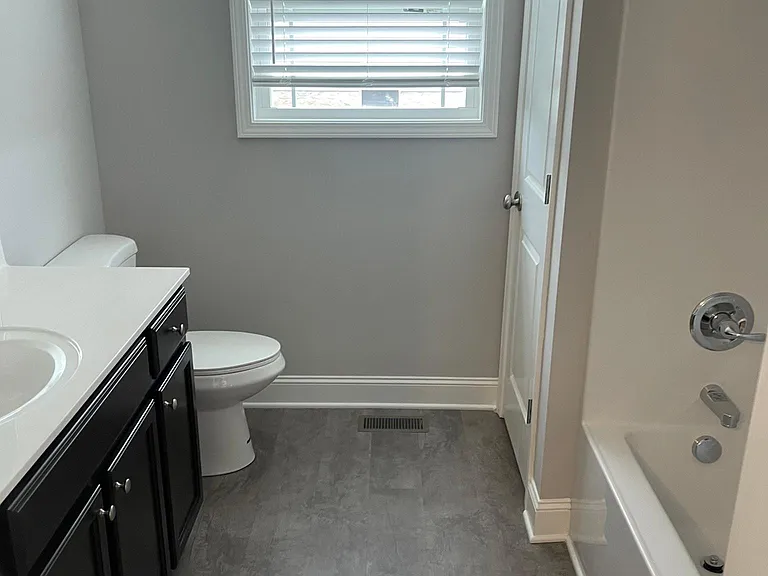 557 Labrador Dr — Photo 9