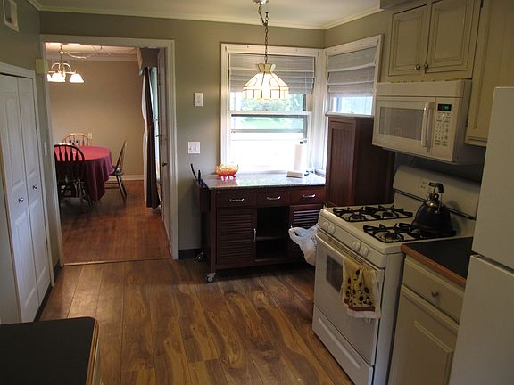 3rd image of 124 Royal Pkwy E