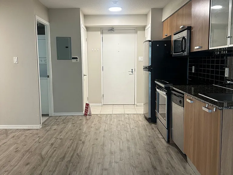 37 Grosvenor St #1110 — Photo 5