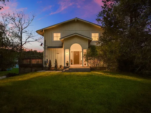 7490 Ledgewood Dr, Fenton, MI 48430