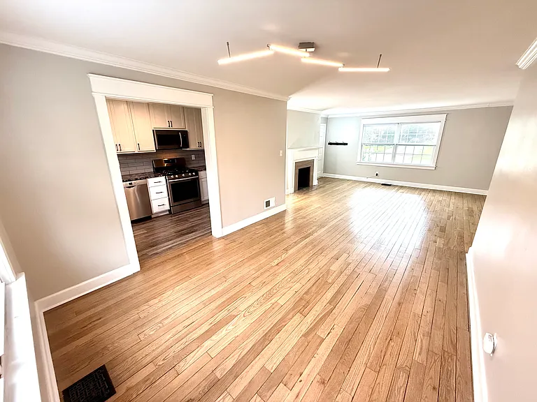 1608 Waltham Rd — Photo 9
