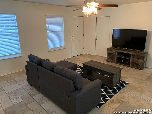 3 bed, 2.0 bath, 1249 sqft, $1,600 — Photo 3