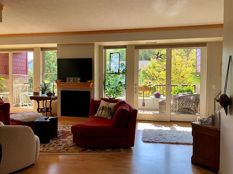 Main living area... relax :)