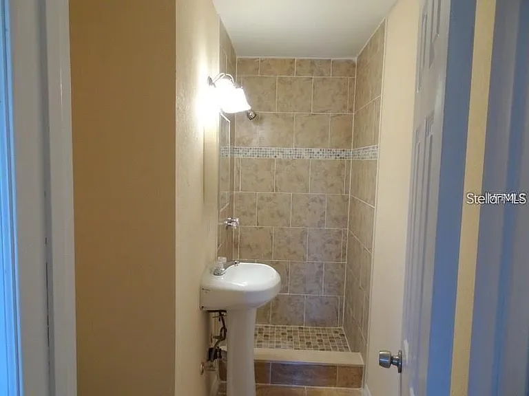 601 Banana St — Photo 8