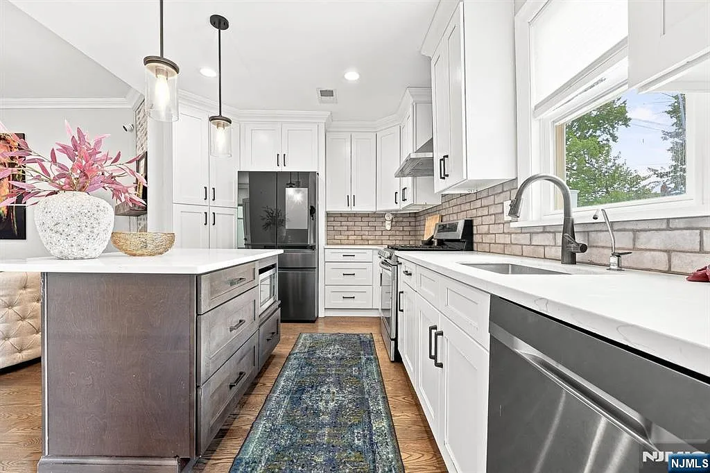 3 bed, 3.5 bath, $5,000 — Photo 2