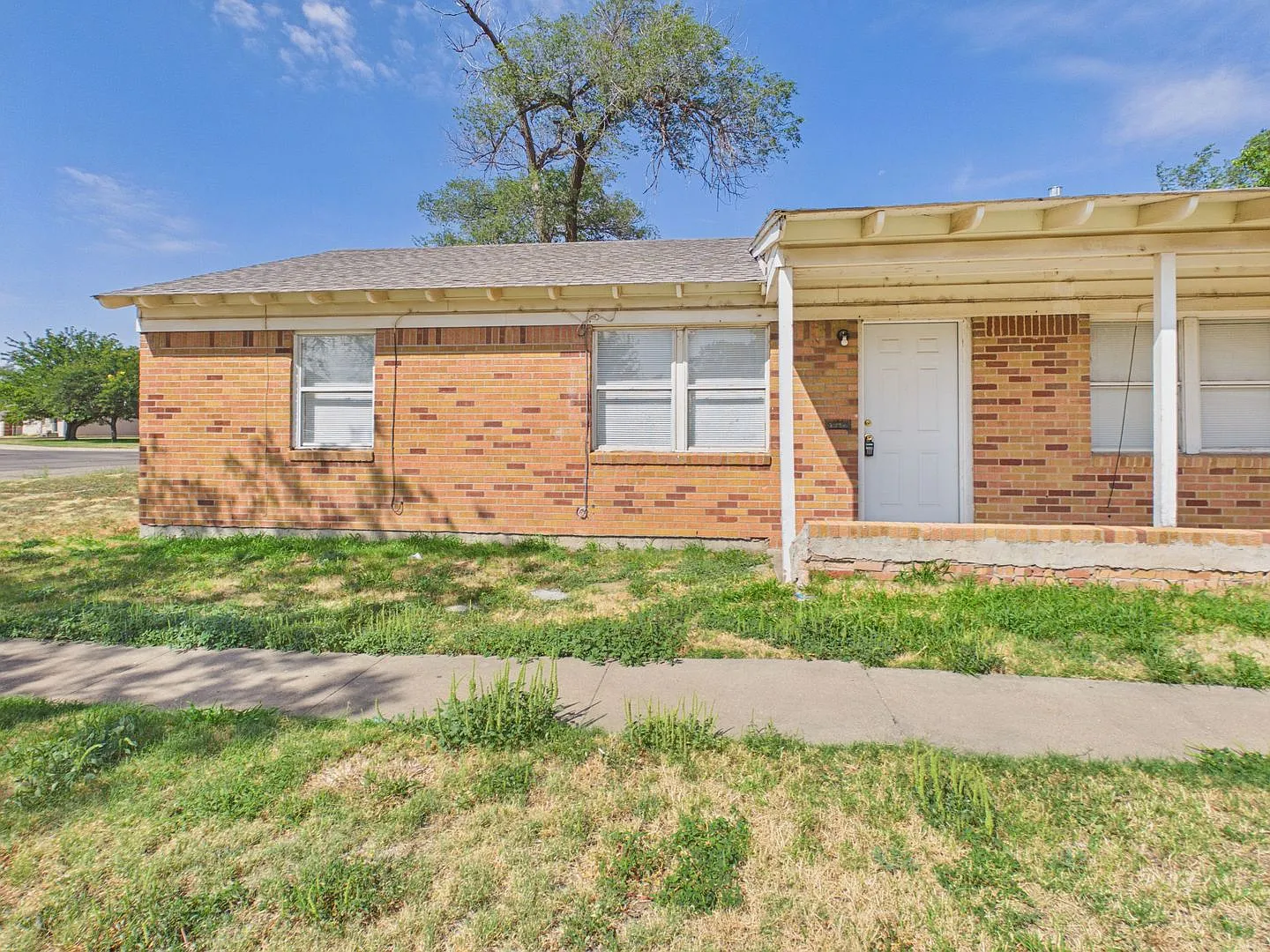 2 Bedroom 1 Bathroom in Lawrence Park — Photo 1