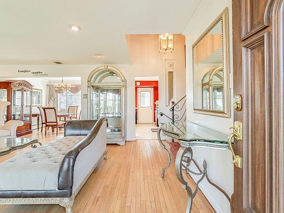 3rd image of 864 Orlando Ave