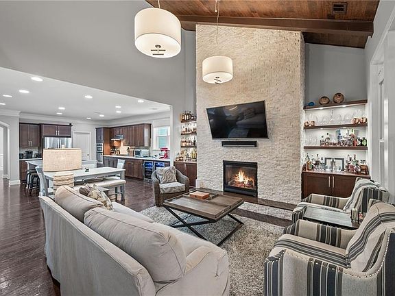 4th image of 890 Grove Valley Dr
