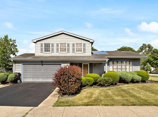 809 Orleans Pl, Westmont, IL 60559