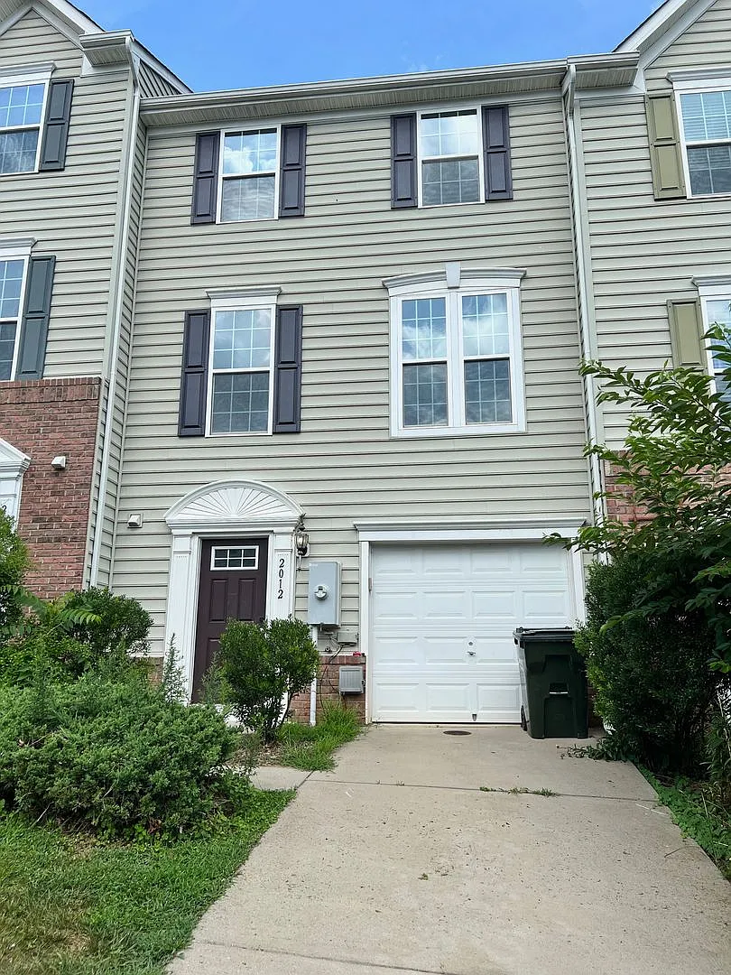 Stylish 3-Level Townhome with Garage in Riverwood — Photo 1