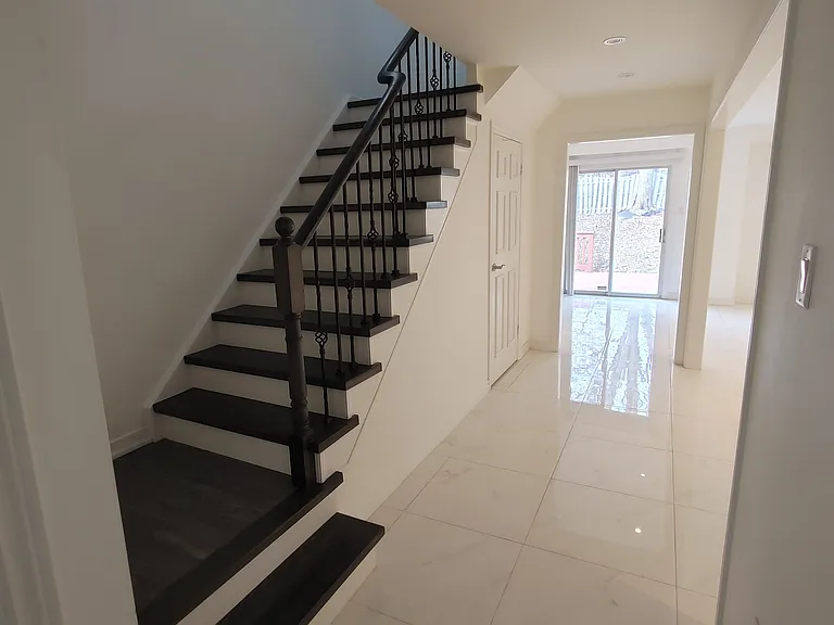 50 Michener Cres — Photo 5