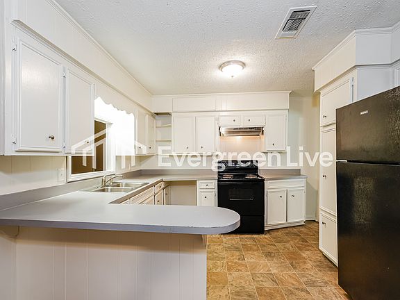 4th image of 1355 Rockdale Dr