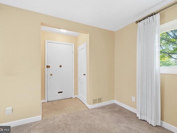 4th image of 9504 Saginaw St