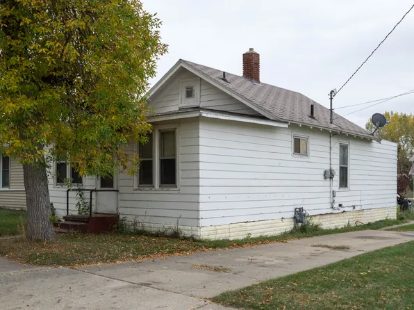 1216 6th Ave NE, Minot, ND 58703