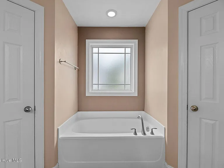 300 Hawks Bluff Dr — Photo 20