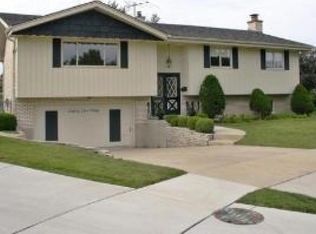 8140 N Grand Ct, Niles, IL 60714