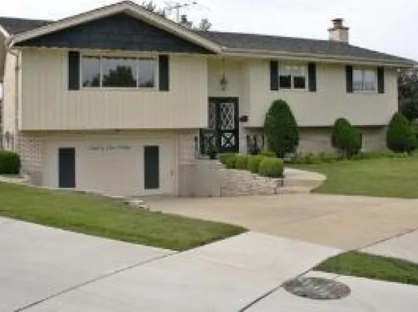 8140 N Grand Ct, Niles, IL 60714