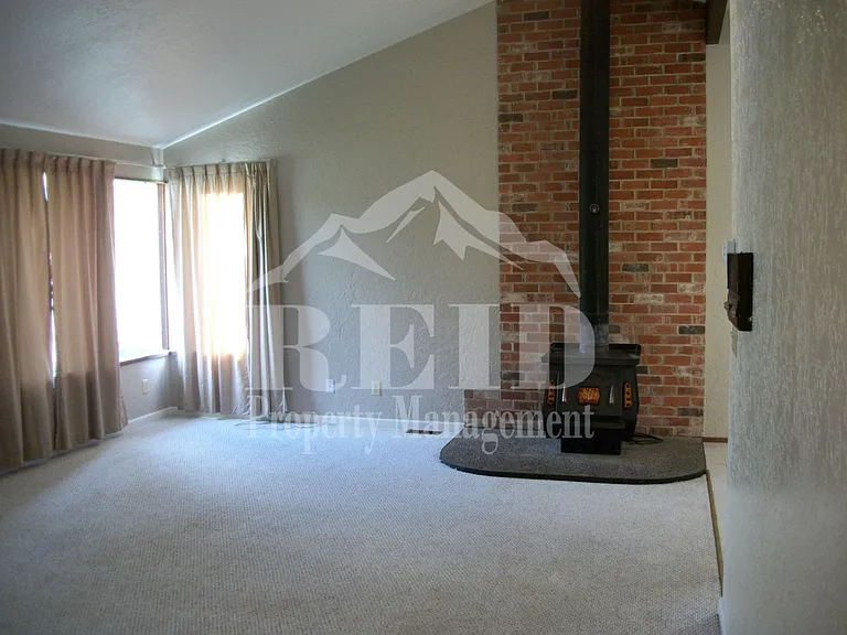 83 NW Nichols Ave — Photo 2