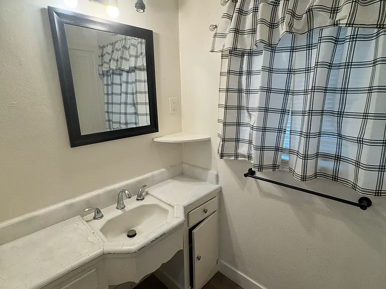 1361 N Safford Ave — Photo 9