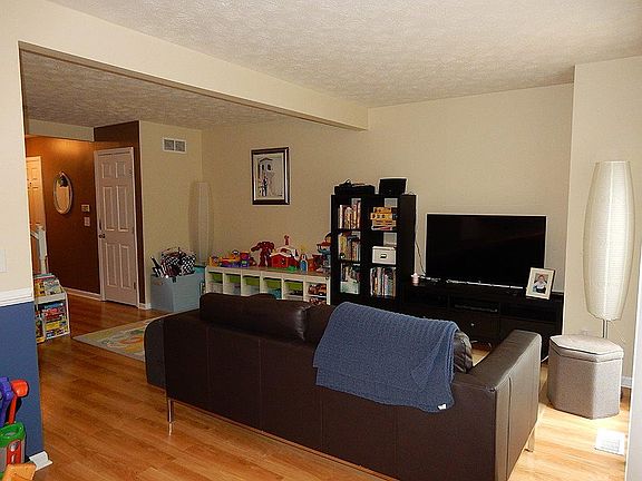 4th image of 638 Stoneharbor Ln