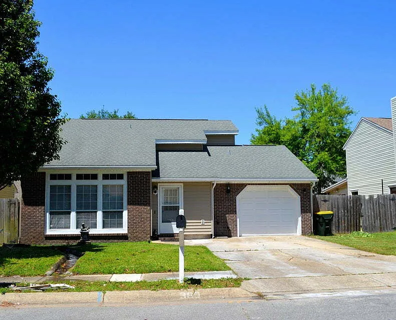 380 Canterbury Cir NW