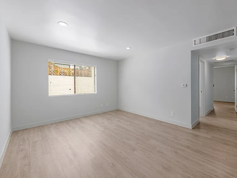 1535 N Kenmore Ave — Photo 22