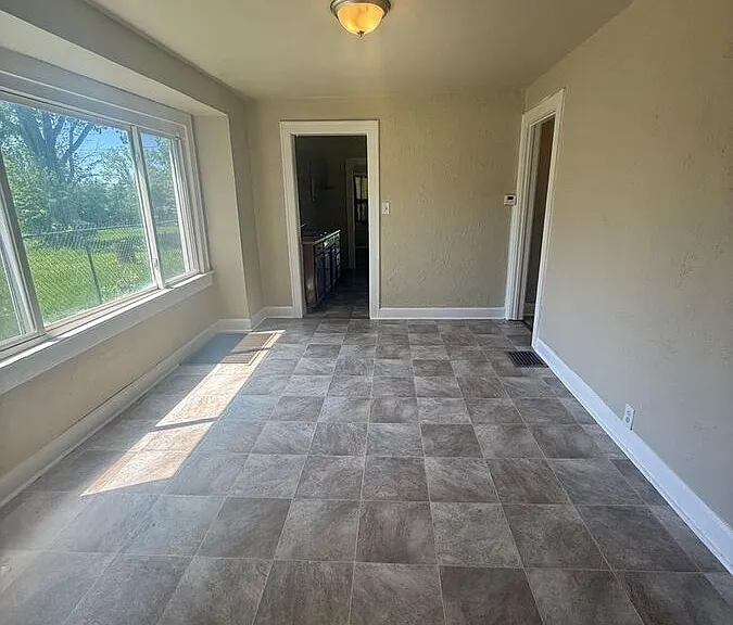 2864 Forest Manor Ave — Photo 8