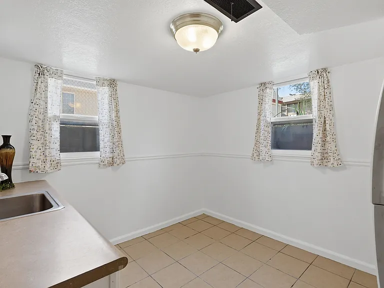 654 W Lennox St — Photo 21