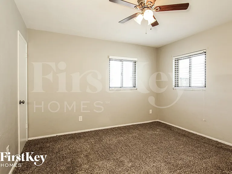 2311 W Maryland Ave — Photo 8