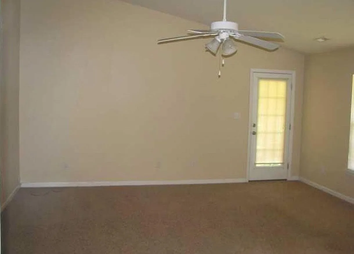 3 bed, 1367 sqft, $1,700 — Photo 2