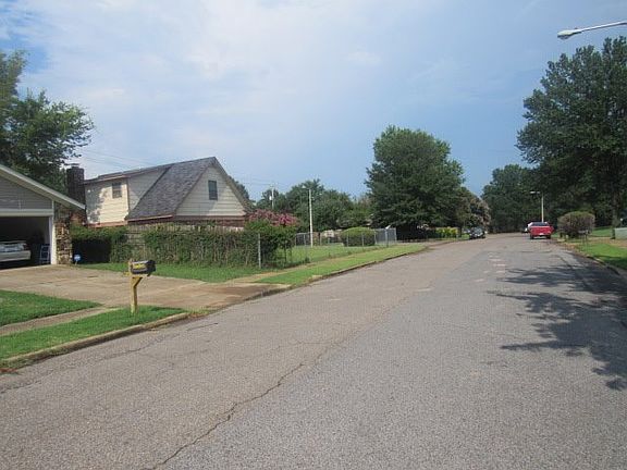 Exterior Neighborhood (street photo)