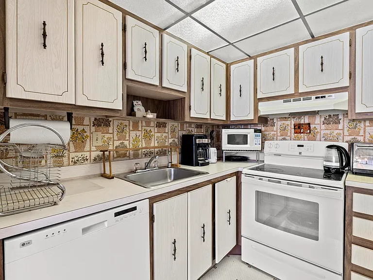 362 Burgundy Ave #H — Photo 11