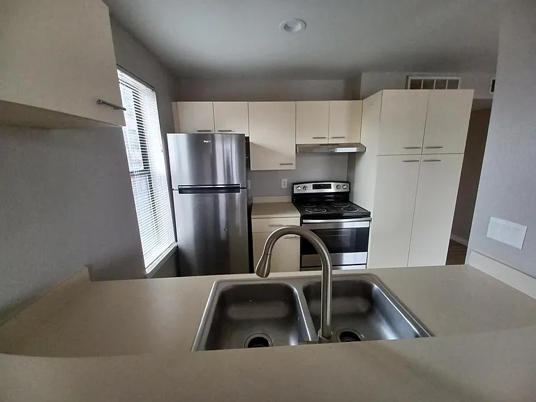 Plaza Apartments — Photo 11