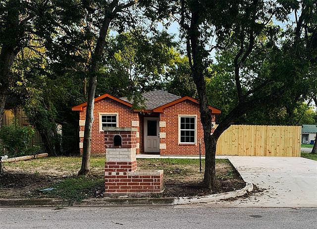 1st image of 1021 W 11th Ave