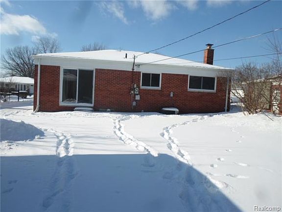 5th image of 26480 Oak St