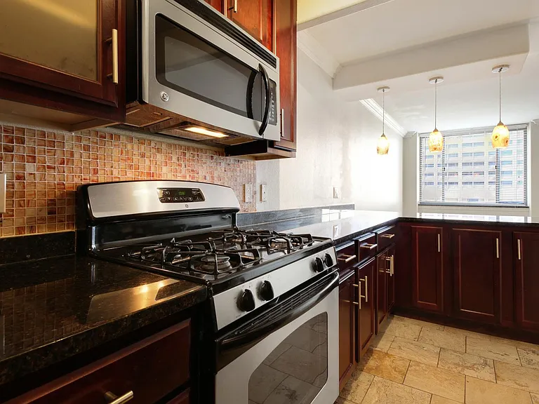 700 E 8th St #14G — Photo 6