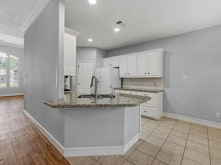 909 Katie Ln — Photo 15