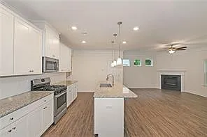 4 bed, 2.5 bath, 1979 sqft, $2,400 — Photo 2