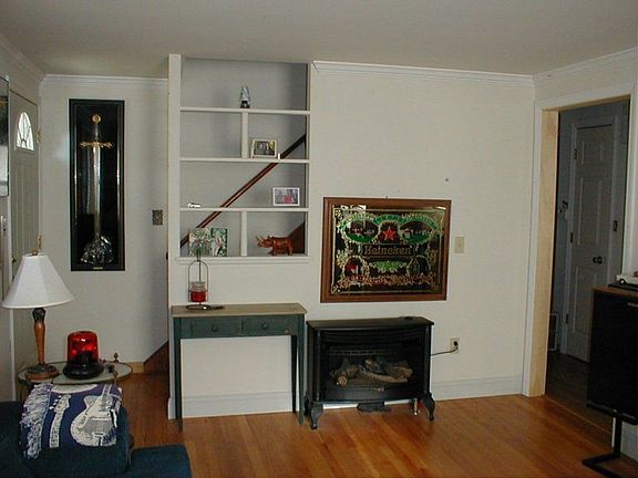 LIVING ROOM WITH HARDWOOD FLOOR AND GAS STOVE FIREPLACE