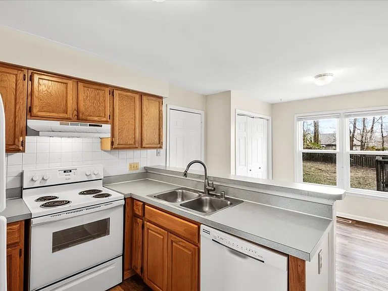 10704 Live Oak Ct — Photo 13